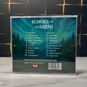 K&ouml;nnte beinhalten: Eine CD-H&uuml;lle mit dem Titel "Echoes of the Earth" und einer Liste von Edelsteinen. Der Hintergrund zeigt eine dunkelblaue und gr&uuml;ne Aurora Borealis-Szene mit Silhouetten von B&auml;umen. Die Website und der Social-Media-Handle sind ebenfalls sichtbar.