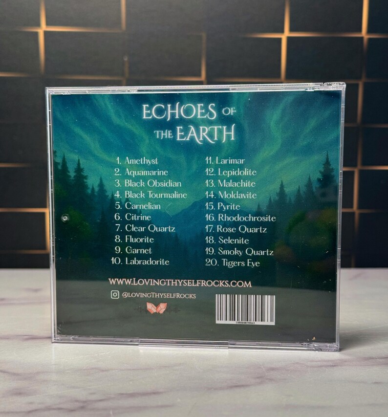 K&ouml;nnte beinhalten: Eine CD-H&uuml;lle mit dem Titel "Echoes of the Earth" und einer Liste von Edelsteinen. Der Hintergrund zeigt eine dunkelblaue und gr&uuml;ne Aurora Borealis-Szene mit Silhouetten von B&auml;umen. Die Website und der Social-Media-Handle sind ebenfalls sichtbar.