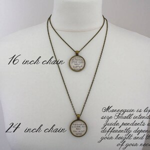 Peut inclure: Un collier en cha&icirc;ne dor&eacute;e avec deux options de longueur diff&eacute;rentes&nbsp;: 40&nbsp;cm et 60&nbsp;cm. Le collier pr&eacute;sente un pendentif rond avec une citation imprim&eacute;e. Le mannequin est de taille r&eacute;elle, mais de petite taille, et est destin&eacute; &agrave; servir de guide pour voir comment le pendentif s&rsquo;assortira &agrave; diff&eacute;rents cols.