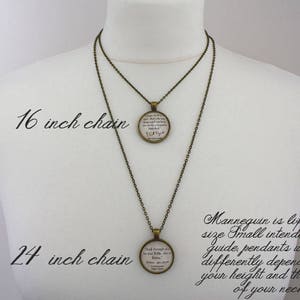 Pode incluir: Um colar de corrente de ouro com duas op&ccedil;&otilde;es de comprimento diferentes: 40 cm e 60 cm. O colar apresenta um pingente redondo com uma cita&ccedil;&atilde;o impressa. O manequim &eacute; de tamanho natural, mas pequeno, e destina-se a servir como guia para ver como o pingente se ajusta a diferentes pesco&ccedil;os.