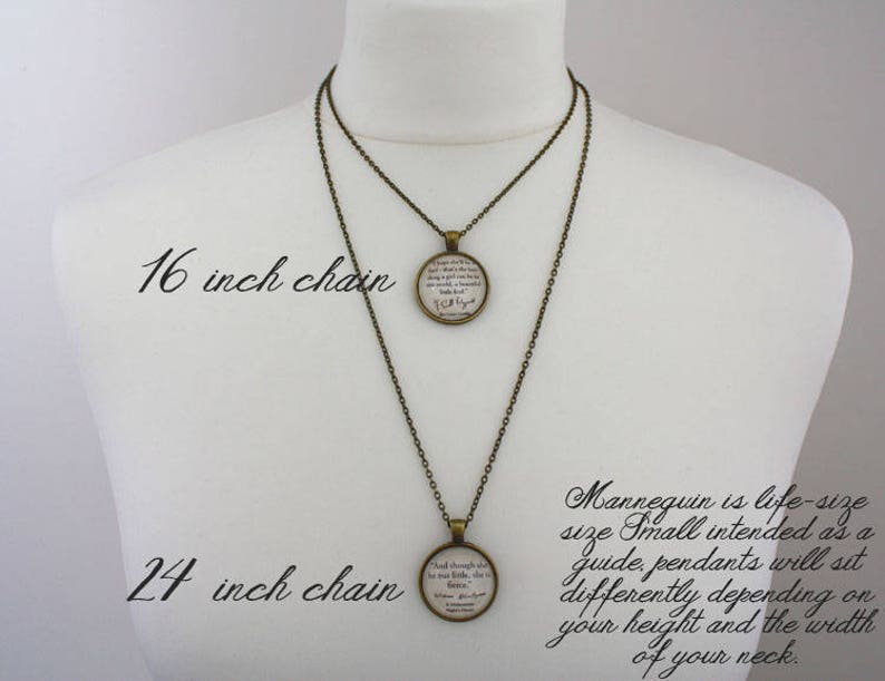 Pode incluir: Um colar de corrente de ouro com duas op&ccedil;&otilde;es de comprimento diferentes: 40 cm e 60 cm. O colar apresenta um pingente redondo com uma cita&ccedil;&atilde;o impressa. O manequim &eacute; de tamanho natural, mas pequeno, e destina-se a servir como guia para ver como o pingente se ajusta a diferentes pesco&ccedil;os.