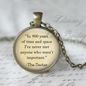 Könnte beinhalten: Eine silberne Halskette mit einem runden Anhänger, auf dem ein Zitat von Doctor Who steht: "In 900 Jahren Zeit und Raum habe ich noch nie jemanden getroffen, der nicht wichtig war." - Der Doktor