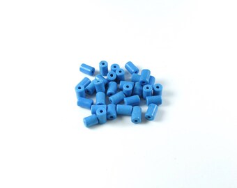 environ 60 perles colonne en turquoise synthétique bleu +/- 6 x 4mm
