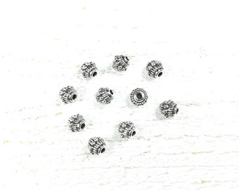 20 perles décorées en métal couleur argenté +/- 7.5 x 6mm