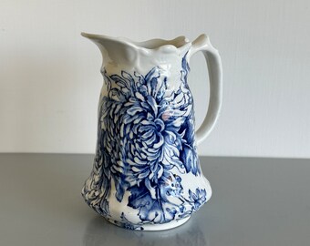 Vintage Old Foley James Kent Inglaterra CHRYSANTHEMUM SMALL Pitcher / Crema de transferencia azul y blanca