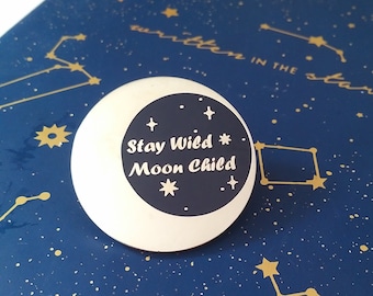 Bleib wildes Mondkind Pin