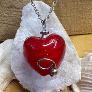 Cuore in vetro rosso, catena in argento sterling