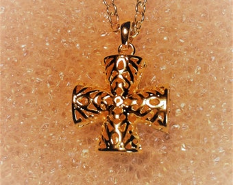 Pendentif en croix en filigrane d’or