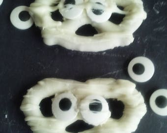 12 Halloween mummy pretzel
