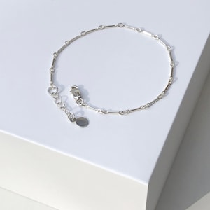 Delicate zilveren bar ketting armband - sierlijke sterling zilveren stapelarmband - delicate speciale kettingarmband met cirkellabel