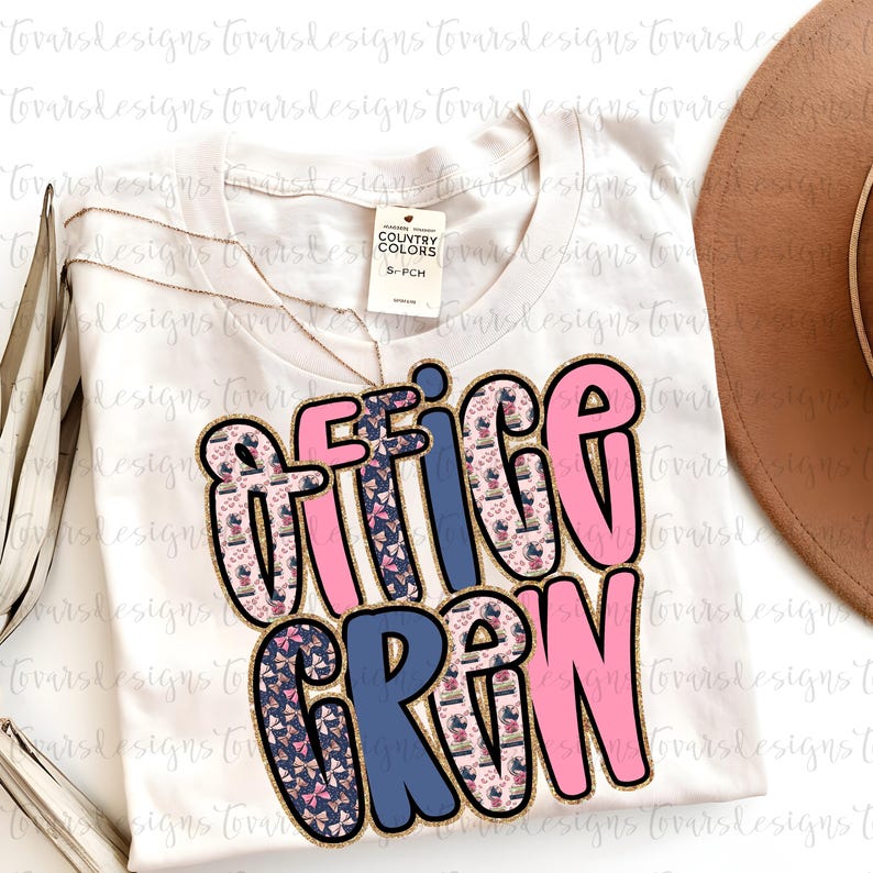 K&ouml;nnte beinhalten: Wei&szlig;es T-Shirt mit dem Schriftzug "OFFICE CREW" in einem farbenfrohen Design. Das Wort "OFFICE" ist in Rosa und Blau gehalten, mit einem Muster aus Kakteen und Herzen. Das Wort "CREW" ist in Blau und Rosa gehalten, mit einem &auml;hnlichen Muster. Eine goldene Halskette und ein brauner Hut sind ebenfalls zu sehen.