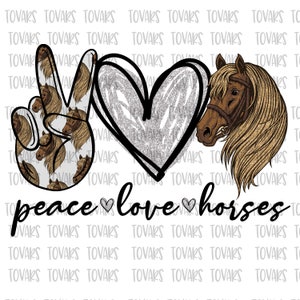 Puede incluir: Un signo de paz con un estampado de caballo, un coraz&oacute;n con purpurina y una cabeza de caballo con una brida marr&oacute;n. El texto "peace love horses" est&aacute; debajo de la imagen.