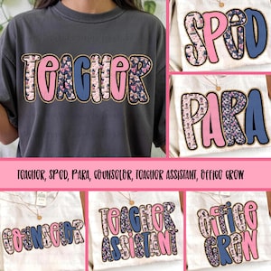 K&ouml;nnte beinhalten: Mehrere T-Shirts mit Berufsbezeichnungen in einer verspielten Schriftart. Das Wort "TEACHER" steht auf einem dunkelgrauen Shirt, w&auml;hrend "SPED" und "PARA" auf wei&szlig;en Shirts stehen. Die Buchstaben sind rosa und blau umrandet, mit einem Schmetterlingsmuster.
