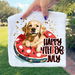 Pode incluir: Camiseta branca com um cachorro golden retriever em um flutuador inflável vermelho, branco e azul. O texto "Happy 4th of July" é impresso em preto e vermelho. Pontos de confete dourados estão espalhados ao redor do cachorro.