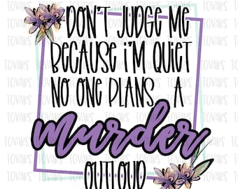 Puede incluir: Texto morado y negro sobre un fondo blanco con un diseño floral. El texto dice "No me juzgues porque soy callado, nadie planea un asesinato en voz alta".