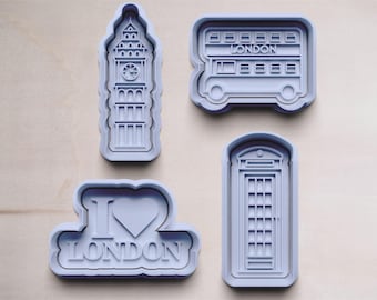 以下が含まれることがあります： ロンドンのランドマークの形をしたグレーのプラスチック製のクッキーカッター4個。ビッグベン、ダブルデッカーバス、電話ボックス、そして「I love London」と書かれたハート。