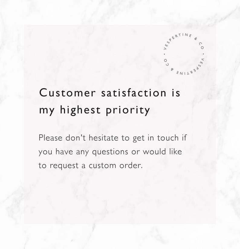 Peut inclure: Texte sur un fond blanc avec un motif marbr&eacute;. Le texte dit : "La satisfaction du client est ma priorit&eacute; absolue. N'h&eacute;sitez pas &agrave; me contacter si vous avez des questions ou si vous souhaitez commander un article personnalis&eacute;."