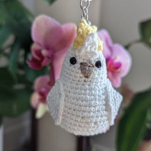 Cockatoo Keychain Crochet (w/customized name) Amigurumi, Crochet bird, Gift for parrot lovers