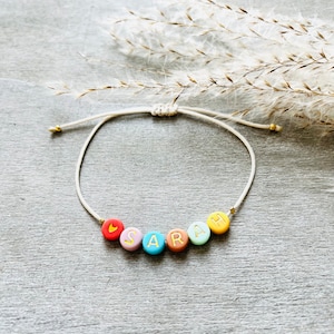 Pulsera pulsera con nombre personalizada hecha de cuentas de letras de colores
