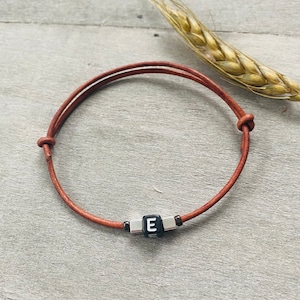 Pulsera personalizada de cuero para hombre con letras y cuentas cuadradas.