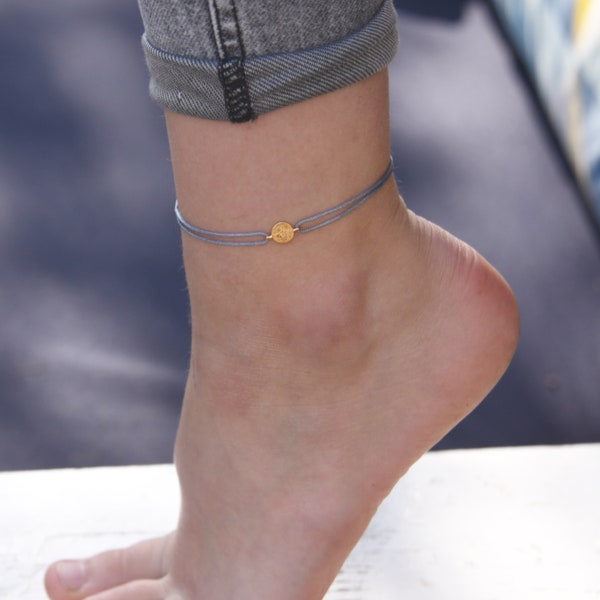 Bande de pied individuelle/bracelet de cheville sur cordon macramé avec une petite pièce de monnaie