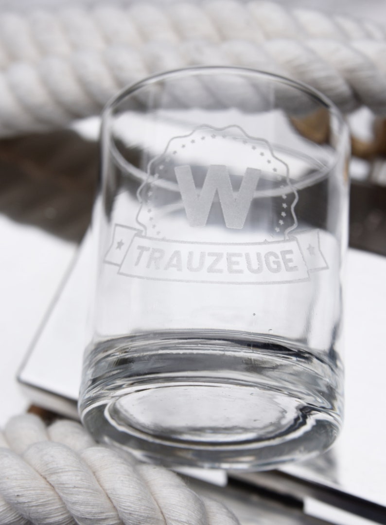Whiskyglas graviert mit einem Buchstaben und Trauzeuge | Etsy