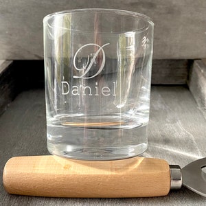 Whiskyglas graviert mit einem Namen und einem Großbuchstaben