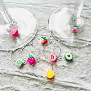 Marcadores de vidrio de colores // Marcadores de copa de vino fruta corazón estrella cactus aguacate // JGA // regalo de invitado // tarjeta de lugar