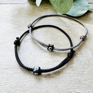 Set de pulseras de pareja // 2 letras personalizadas // Pulsera de amistad Tau // Pulsera para él y para ella