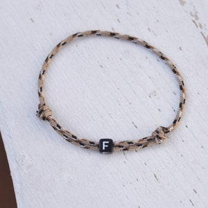 Pulsera personalizada hombre cordón Tau letra