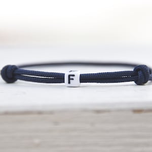 Pulseira Tau Surfer azul com letras iniciais