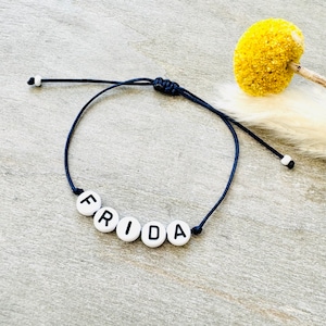 Pulsera pulsera con nombre personalizada hecha de cuentas de letras en blanco y negro