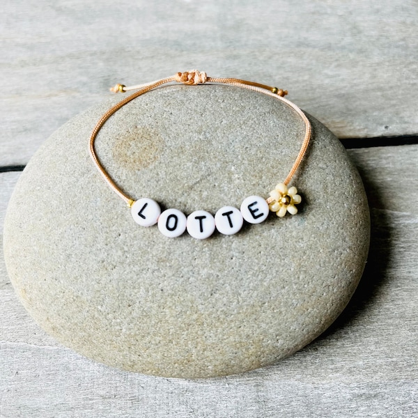 Bracelet par exemple pour les enfants fleuris