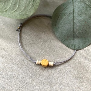 Pulsera inicial y perlas blancas