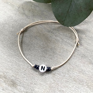 Pulsera inicial y cuentas negras