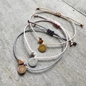 Pulsera personalizada - una letra - corazón - en banda de macramé - tamaño ajustable