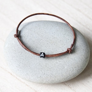 Pulsera personalizada de cuero para hombre con letras.