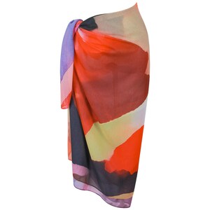 Pu&ograve; includere: Un pareo con stampa astratta colorata con sfumature di rosso, arancione, giallo, viola e nero. Il pareo &egrave; realizzato in un tessuto leggero ed &egrave; perfetto per la spiaggia o la piscina.