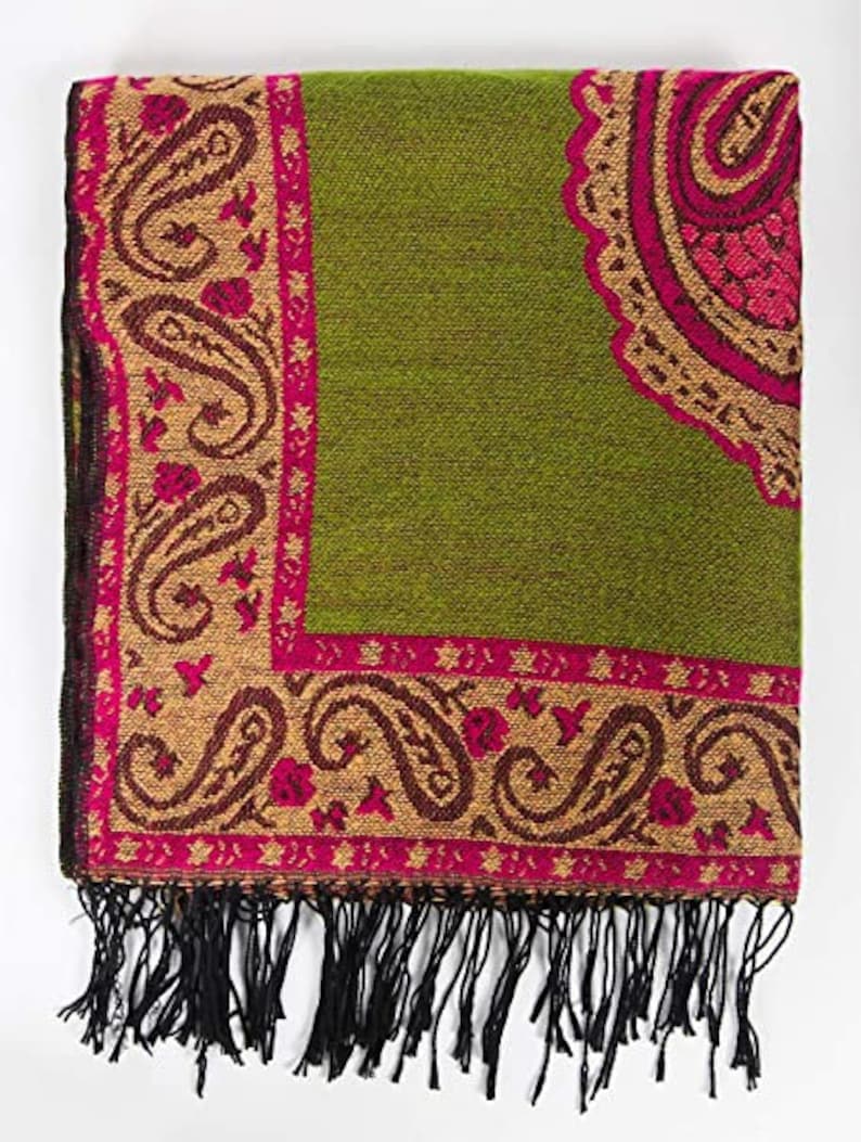 close up of the material and the tassel trim edge of the boho poncho
