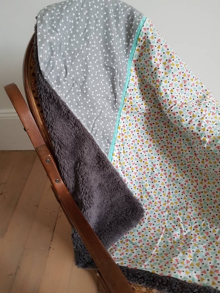 Couverture Bébé Toute Douce Grise et Mint Motif Graphique