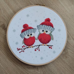 Kruissteekpatroon kerstuil, twee rode uilen, nieuwjaarskruissteekuilen, vrolijk kerstdier