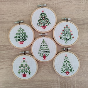 Lot de 6 sapins de Noël au point de croix