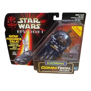 Puede incluir: Lector electrónico CommTech de Star Wars Episodio I en embalaje original. El embalaje presenta a Darth Maul y una figura Jedi. El juguete es azul y negro y lee chips CommTech.