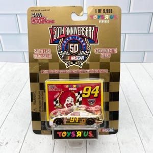 Racing Champions Toys R Us 50th Anniversary Nascar Gold Color #94 McDonalds Diecast y tarjeta coleccionable