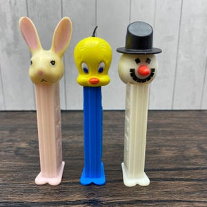 Juego de 3 dispensadores PEZ vintage: Piolín, conejo de Pascua, muñeco de nieve, dibujos animados navideños, coleccionables