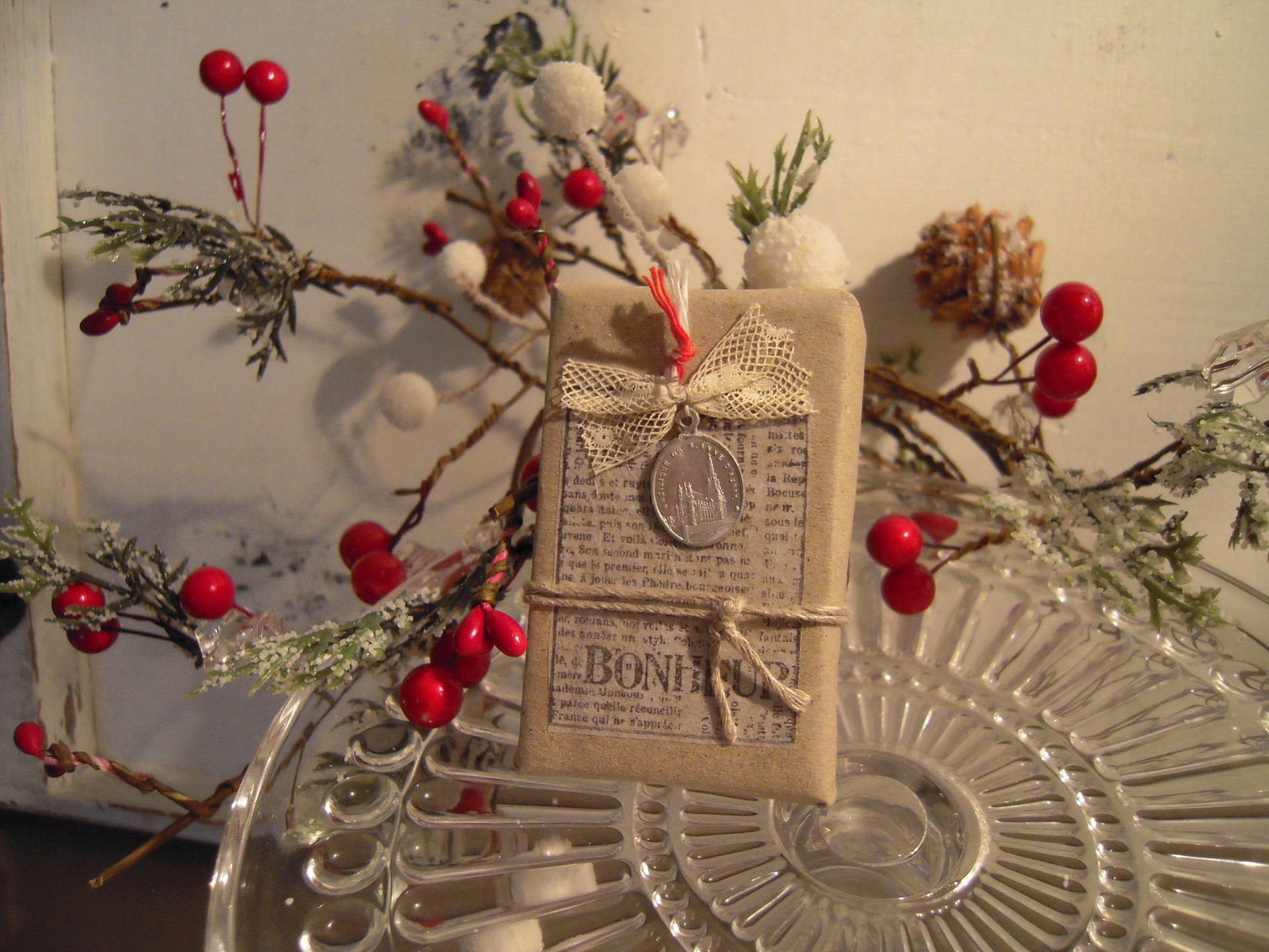 Petit Cadeau Factice, Dentelle Ancienne, Médaille Art Populaire, Ambiance Shabby