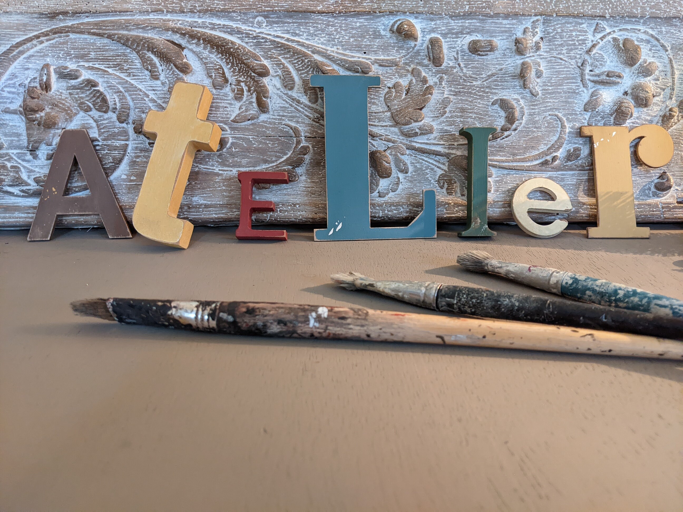 Lettres Bois Atelier, Peinture Acrylique et Patine, Ambiance Industrielle