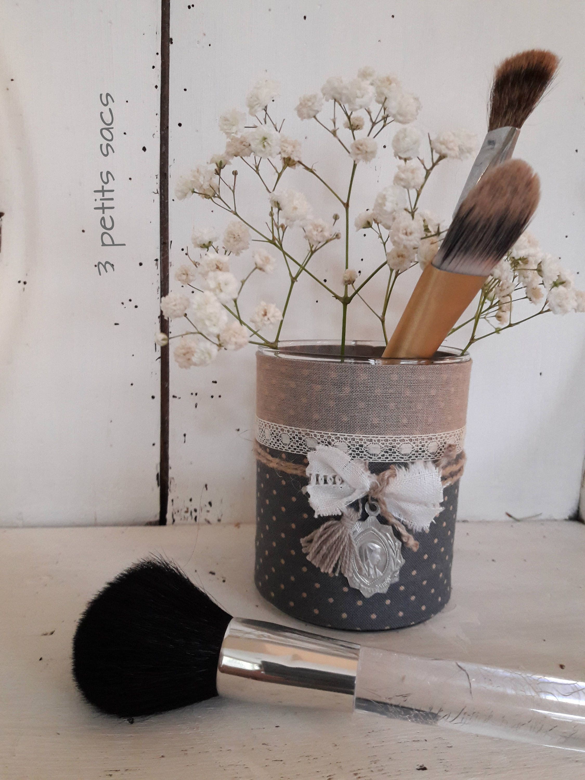 Pot en Verre, Photophore, Lin Gris Bleu à Pois, Médaille Fer Blanc, Dentelle, Pompon Coton, Linge An