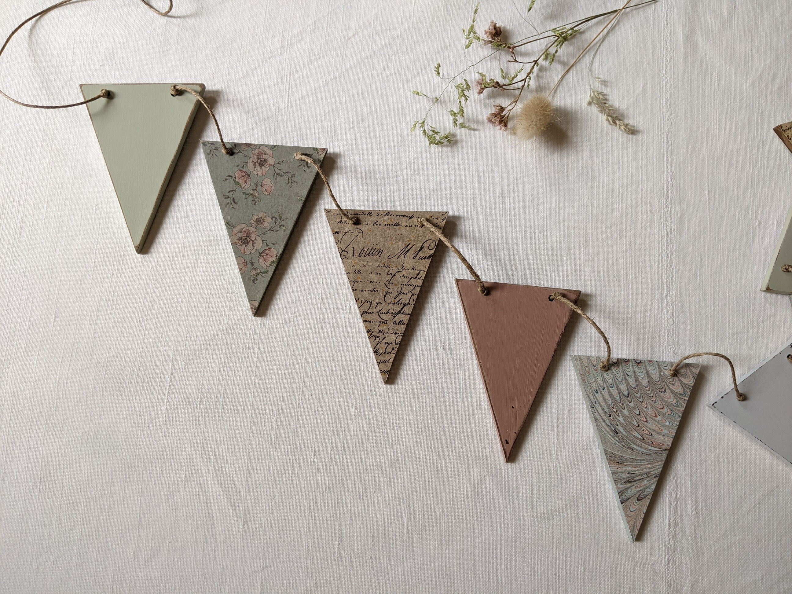 Guirlande de 11 Fanions en Bois | Mdf, Papiers et Patines ; Ambiance Shabby