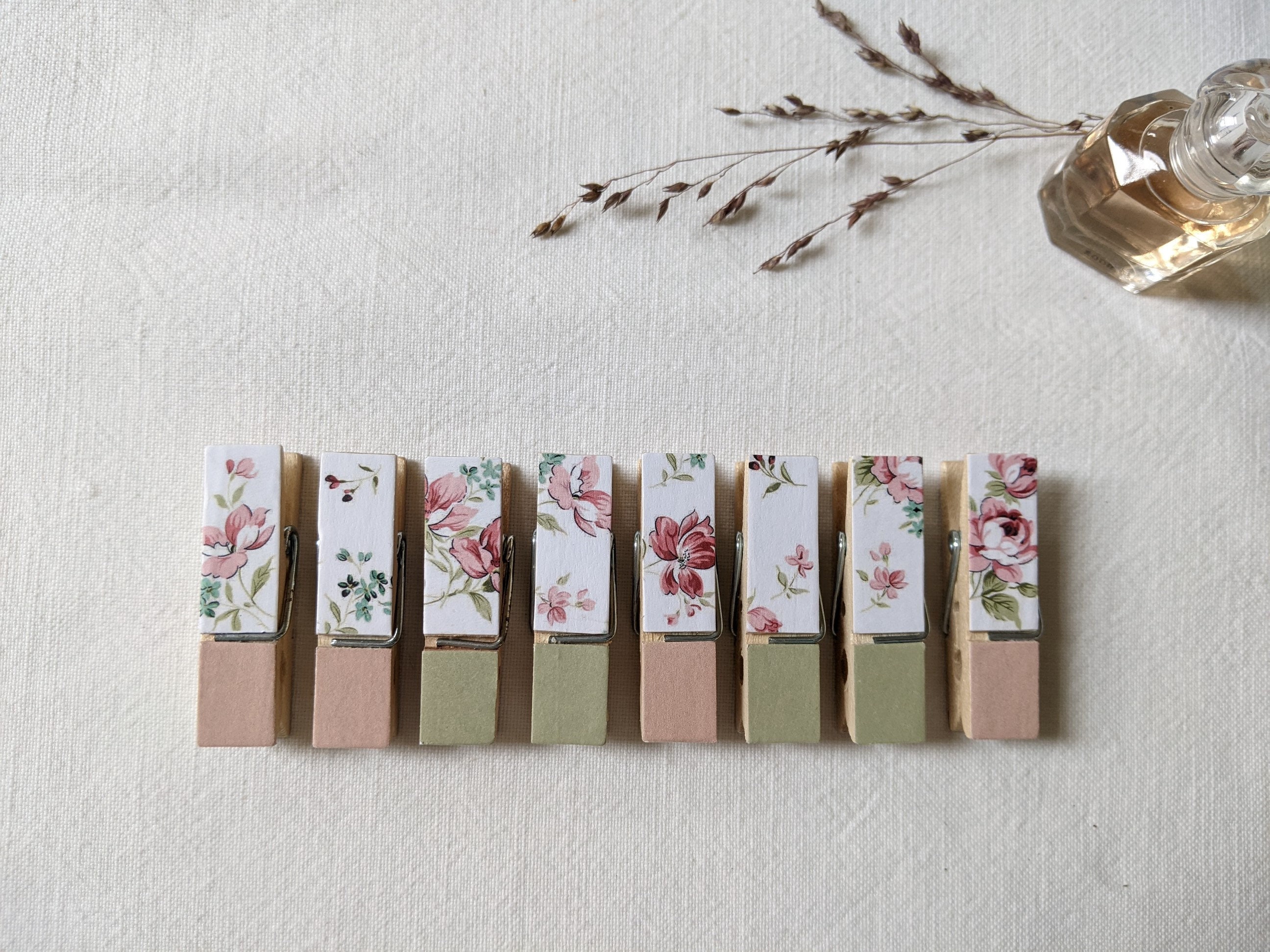 Pinces à Linge Miniatures en Bois, Papiers Fleuris et Unis ; Rose, Vert Blanc